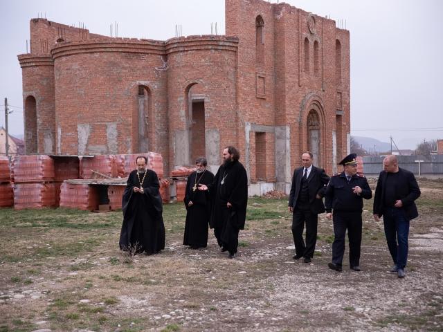 Архиепископ Феофилакт осмотрел строительство нового храма в Баксане