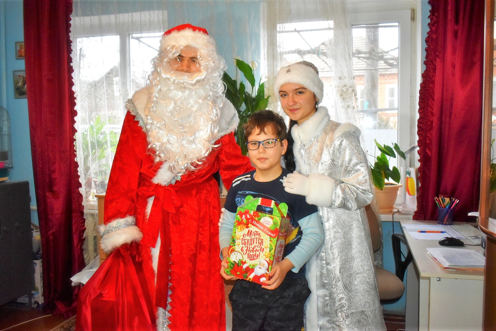 Дед Мороз и Снегурочка спешат в гости к детям Урванского района