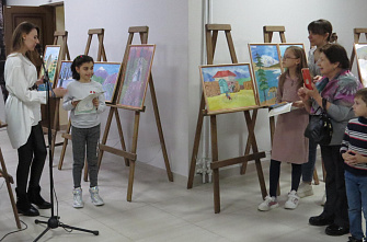 В Нальчике открылась выставка юных художников, посвященная 100-летию КБР