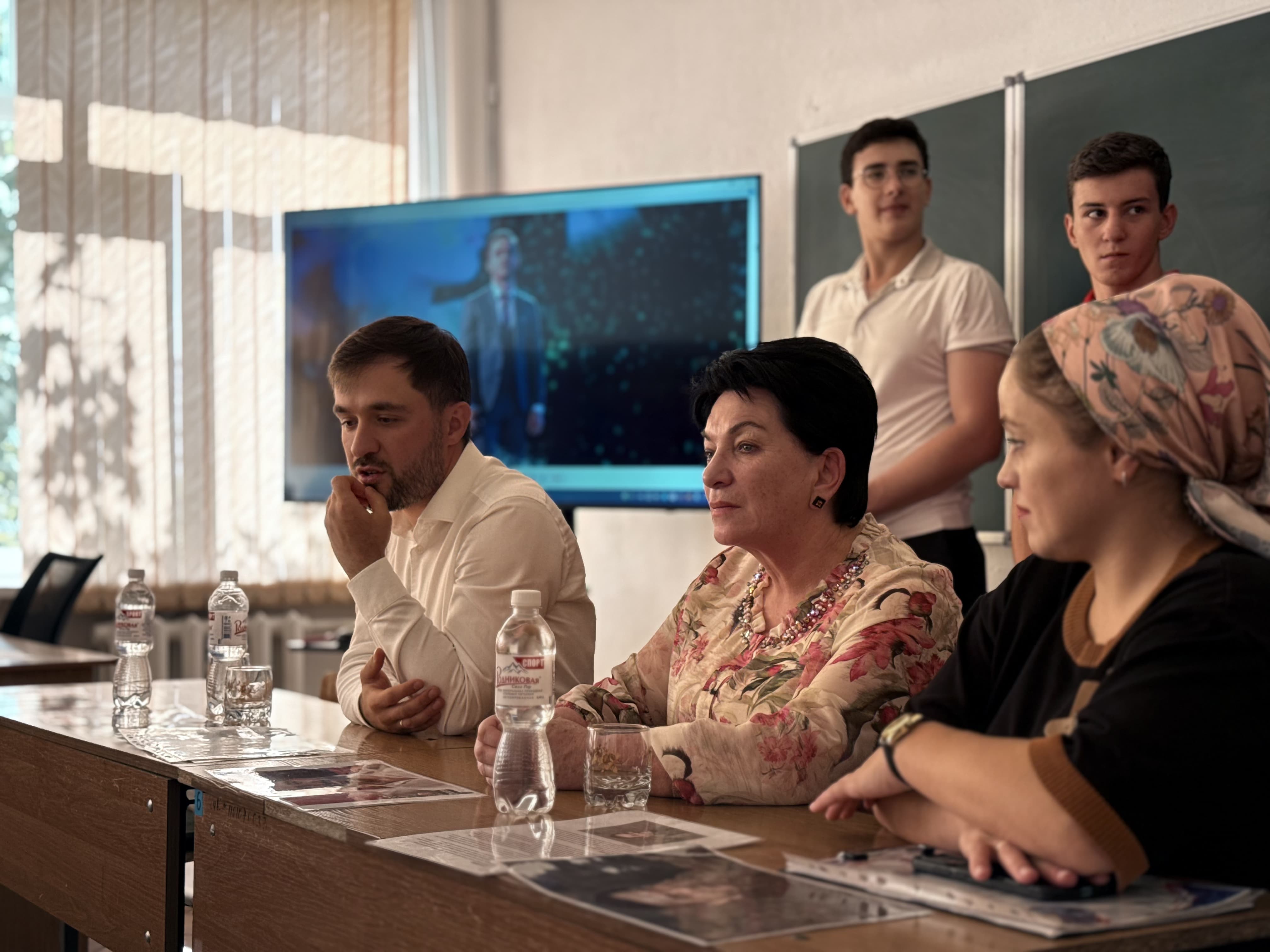 В баксанской школе прошла встреча с певцом Аскером Бербековым