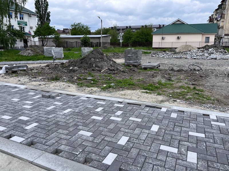 В Майском продолжается благоустройство сквера