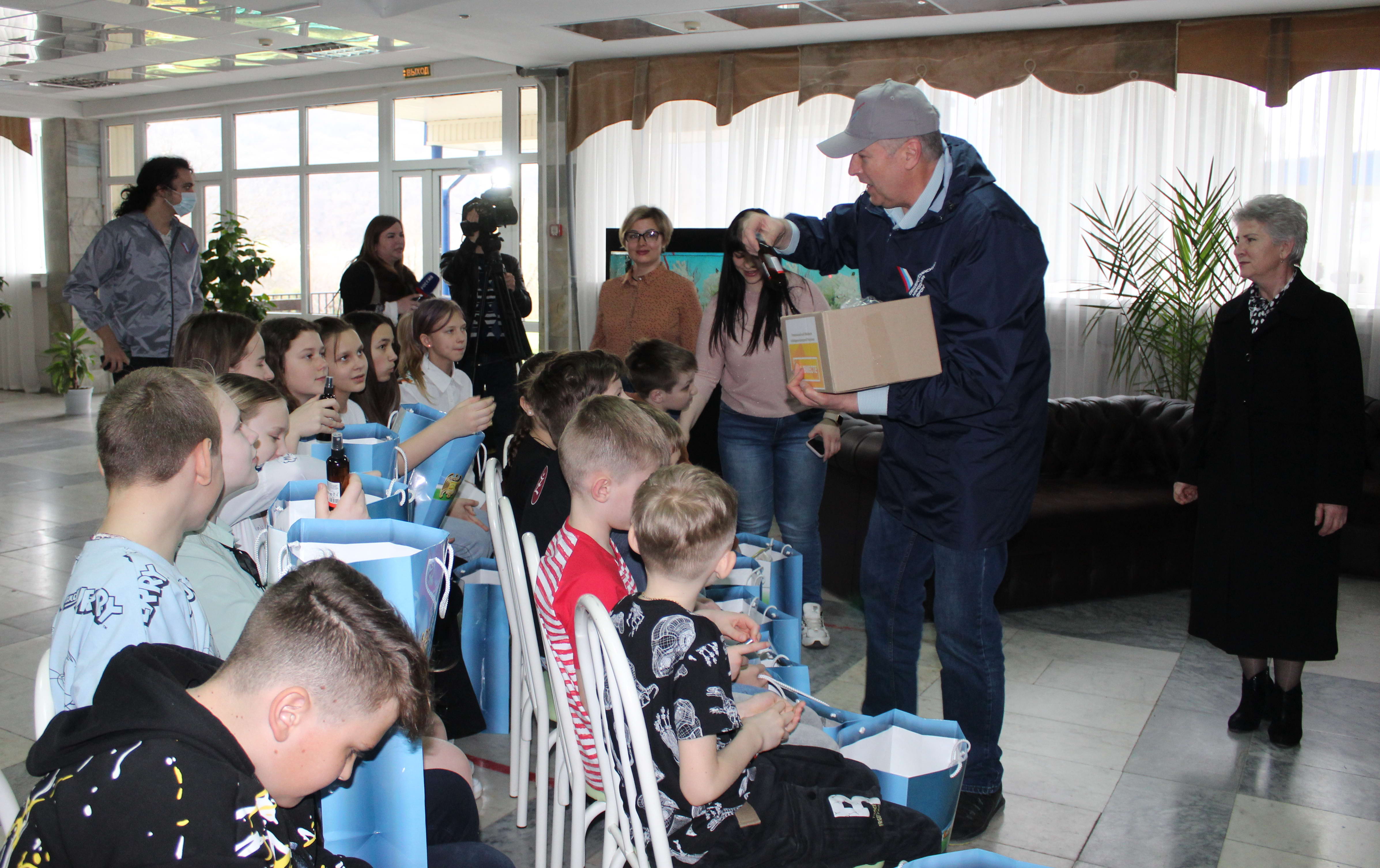 Общественники в Нальчике передали подарки детям из Донбасса