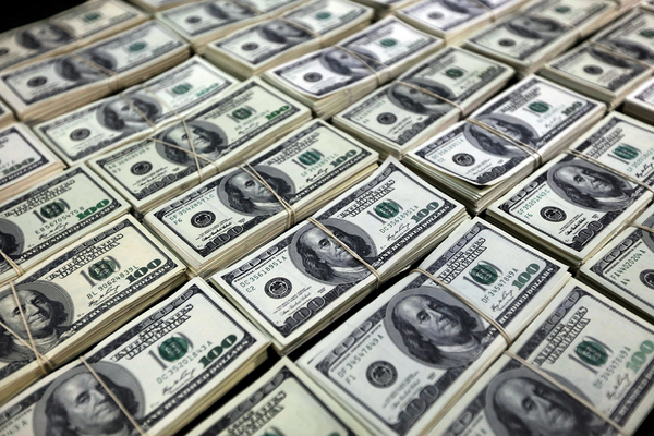 Президент России уполномочил ЦБ выдавать разрешения на вывоз крупной суммы валюты