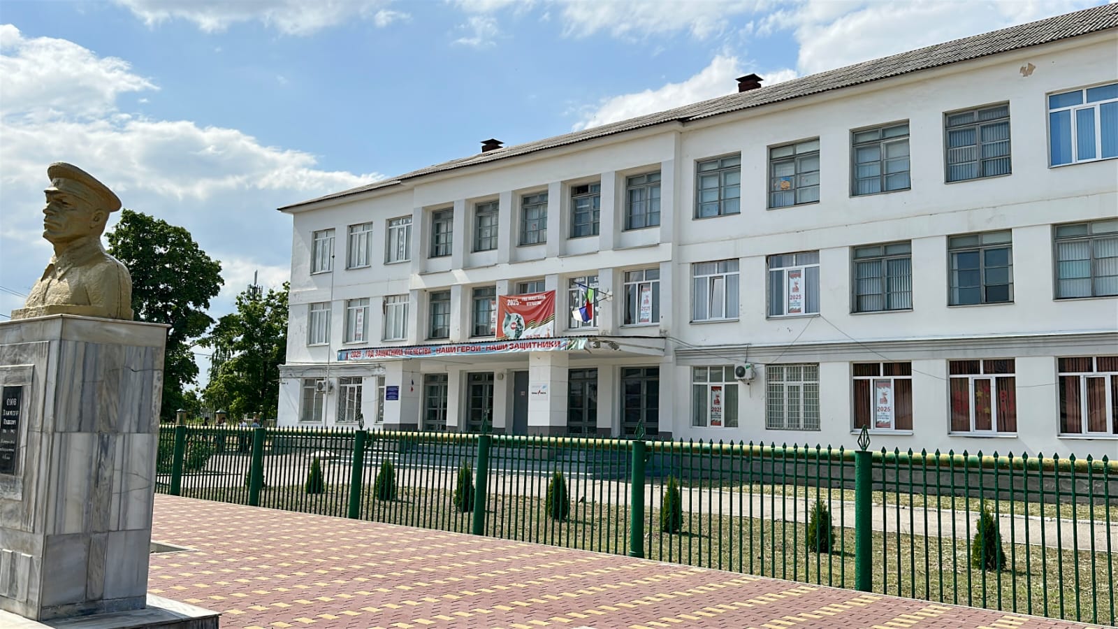 В Баксаненке привели в порядок территорию возле школы  