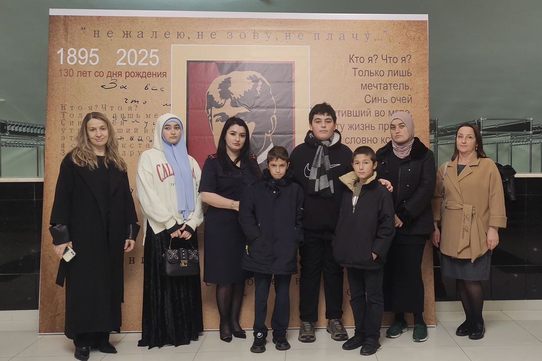 В Нальчике семьи погибших сотрудников МВД посетили музыкальный спектакль