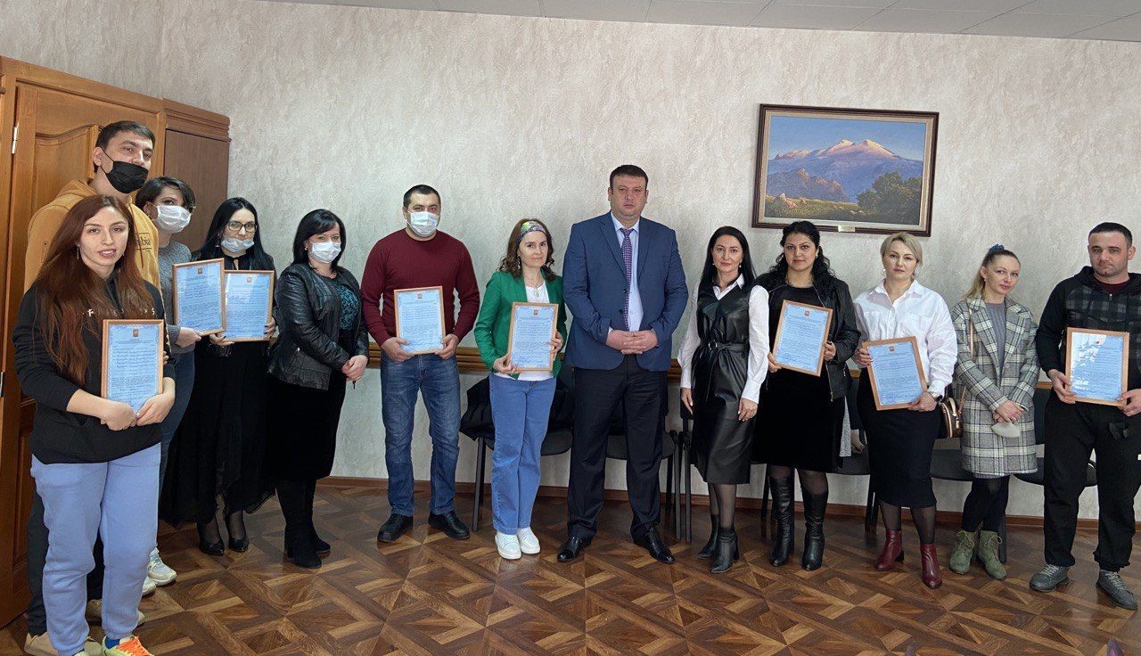 Жителям Нарткалы вручены свидетельства на приобретение жилья