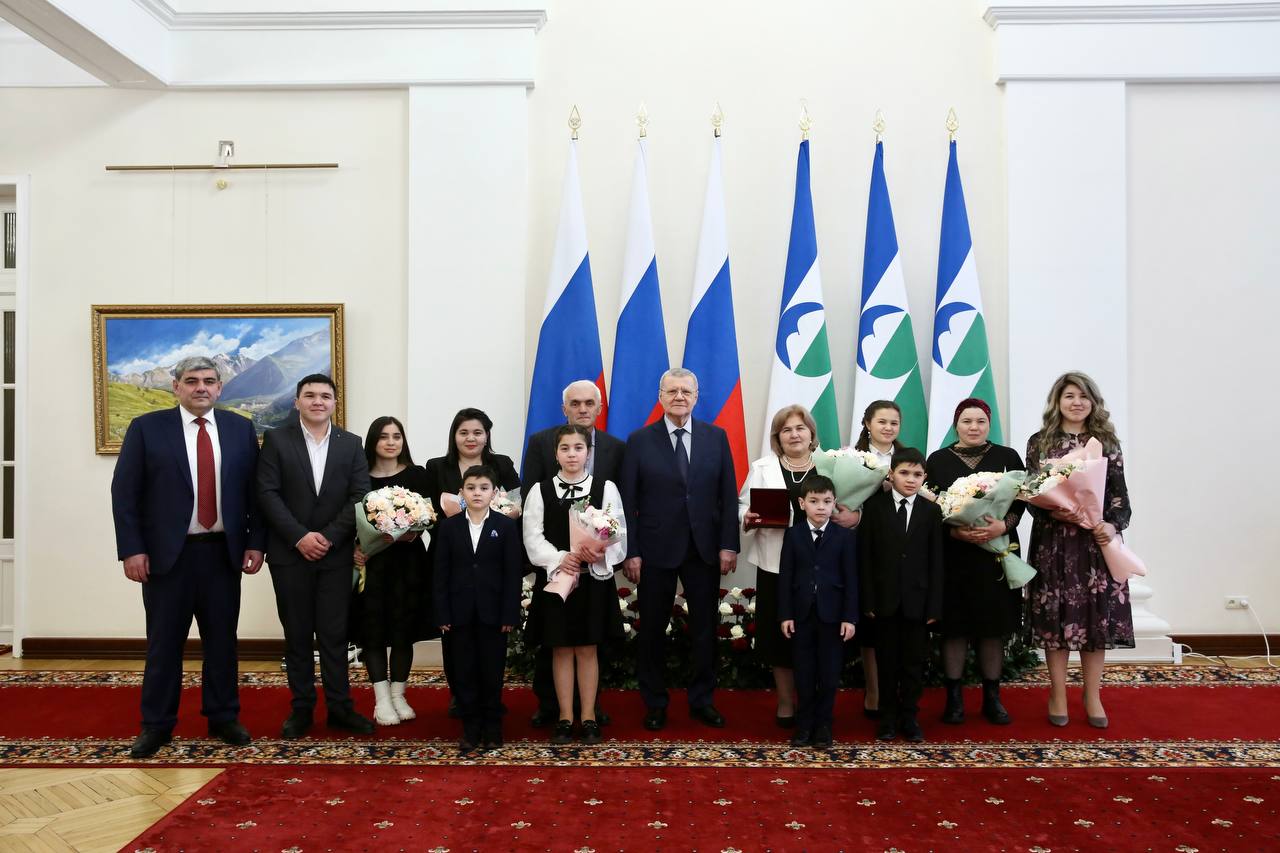 Юрий Чайка вручил орден «Мать-героиня» многодетной матери из КБР