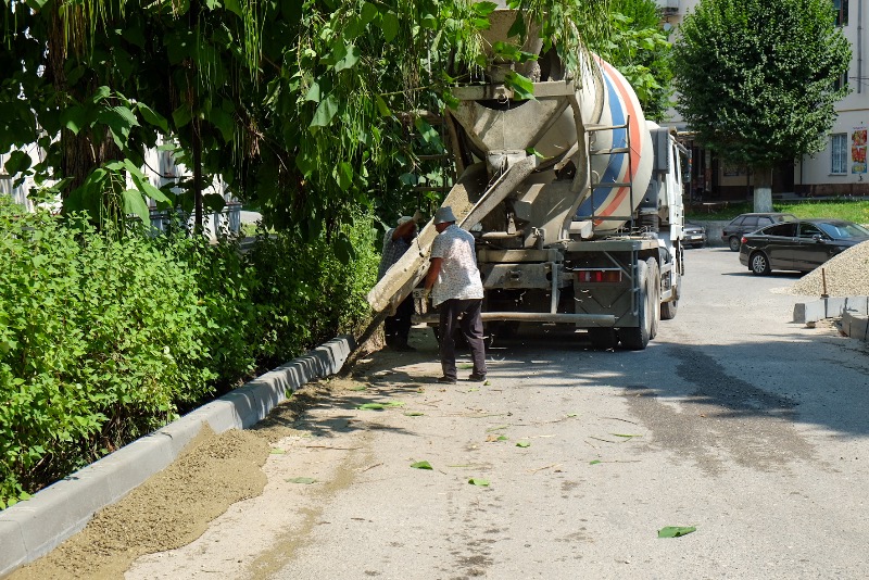 В поселке Звездном ремонтируют улицу Ленина