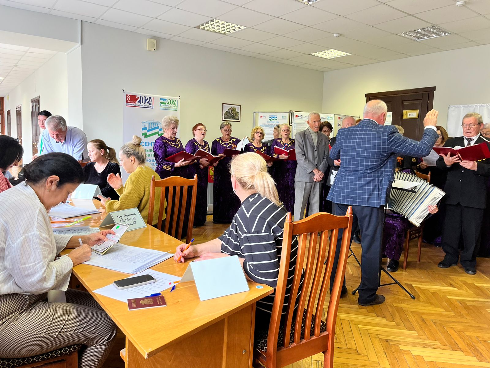 На избирательном участке №158 выступает хор ветеранов  