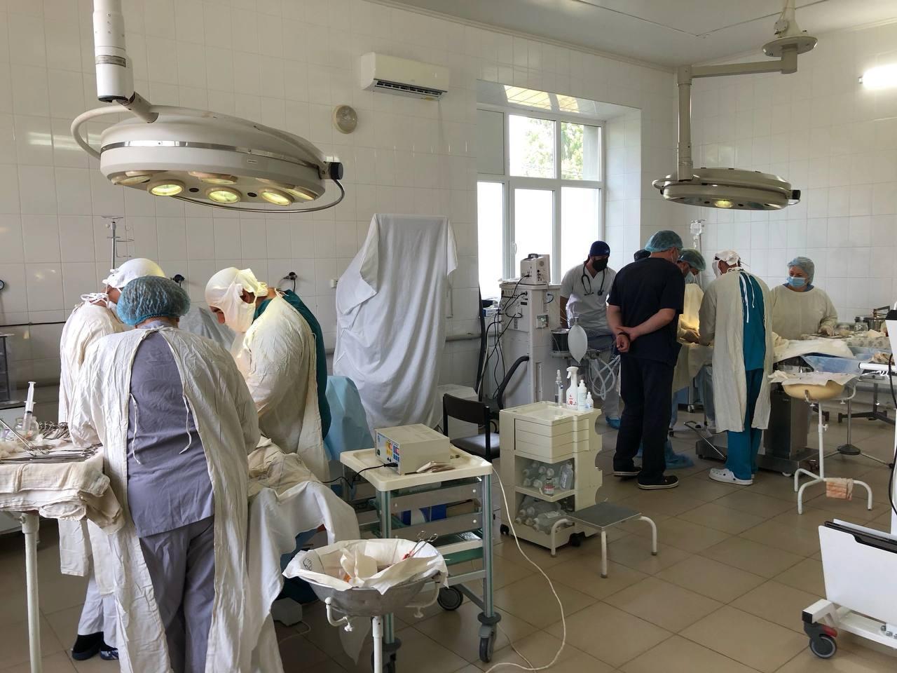 Хирурги Скадовской больницы совместно с анестезиологами из Кабардино-Балкарии спасли руку пациентке с осколочным ранением