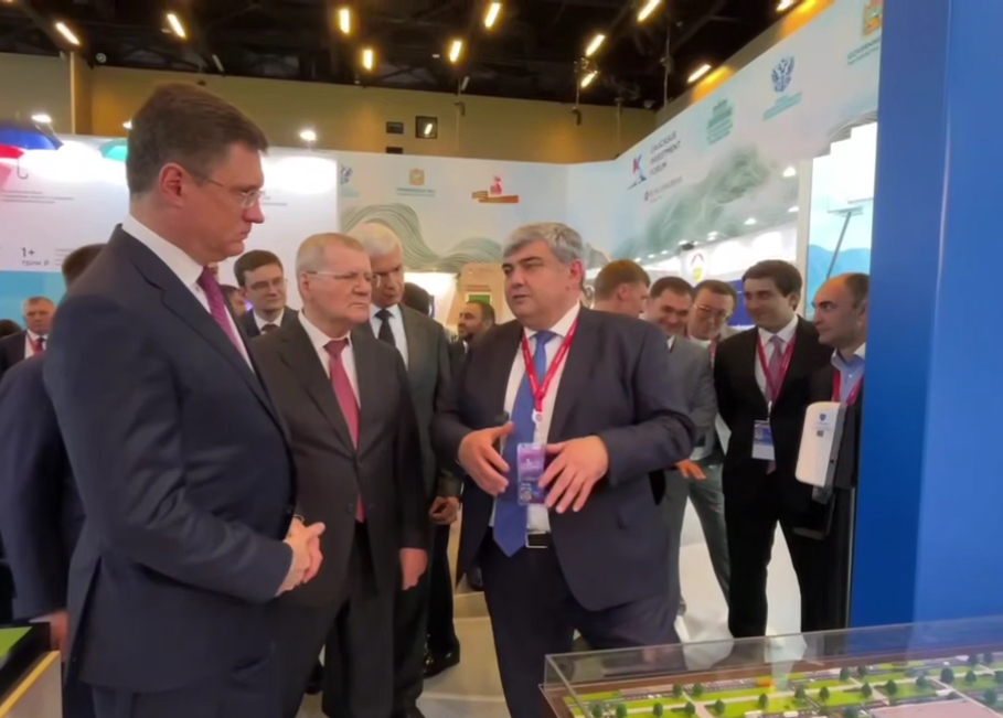 Александр Новак и Юрий Чайка осмотрели выставочную экспозицию КИФ