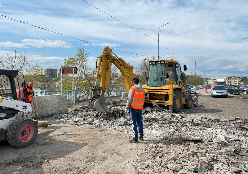 Продолжаются работы по ремонту моста и путепровода через реку Баксан