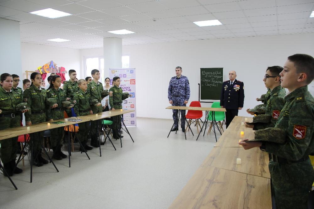Представители Росгвардии провели урок Мужества для кадетов подшефного класса 