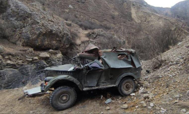 Полицейские уточняют причины и обстоятельства ДТП с падением автомобиля в обрыв