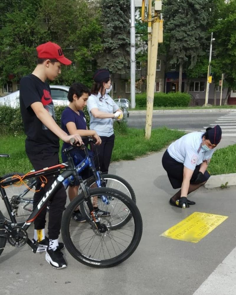 Полицейские г. Нальчика напомнили подросткам о Правилах дорожного движения