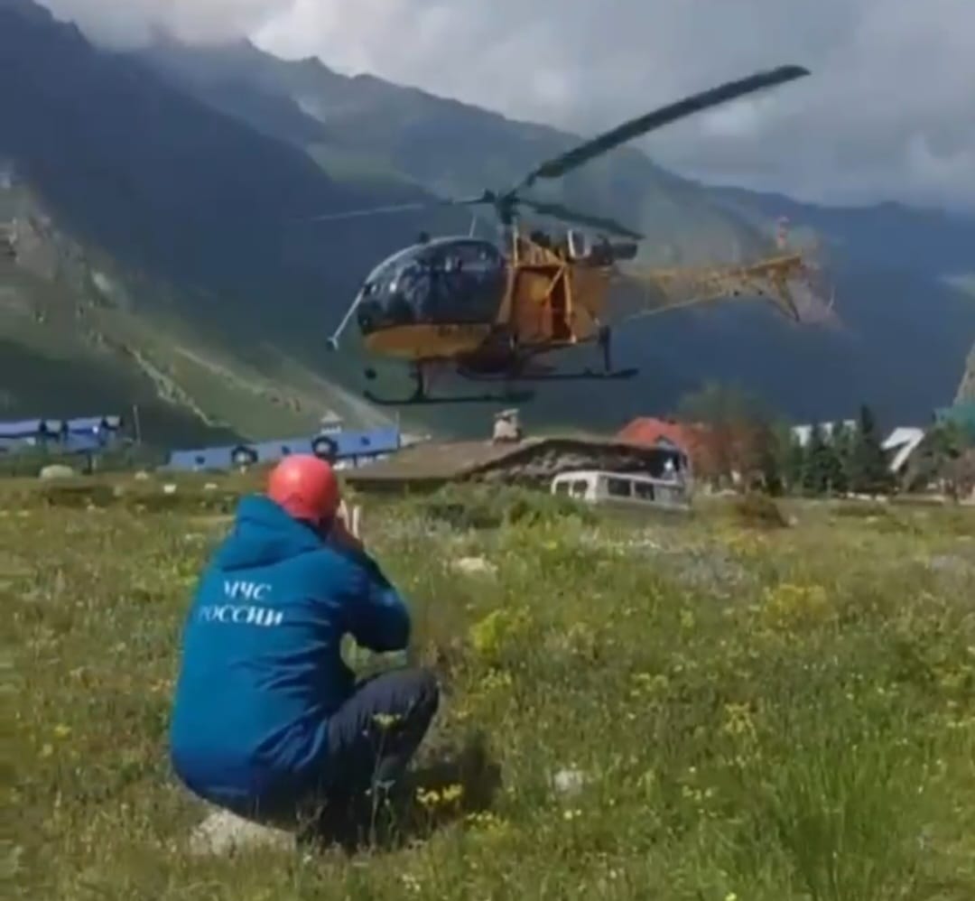 Вертолет МЧС помог спасти альпиниста с травмой ноги в горах КБР