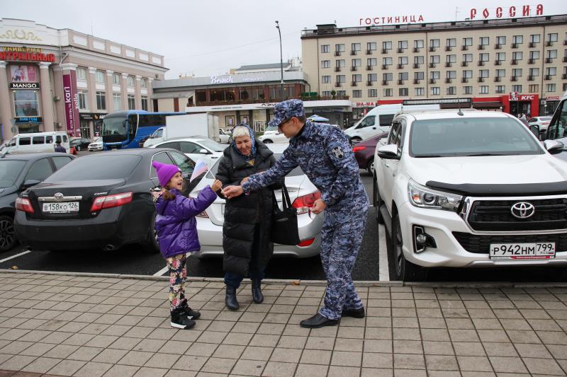 Сотрудники Управления Росгвардии по Кабардино-Балкарской Республике приняли участие в акции, приуроченной ко Дню народного единства. 