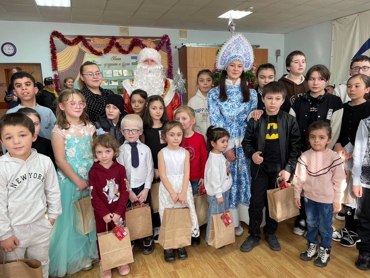 Дед Мороз и Снегурочка пришли к детям с ослабленным зрением