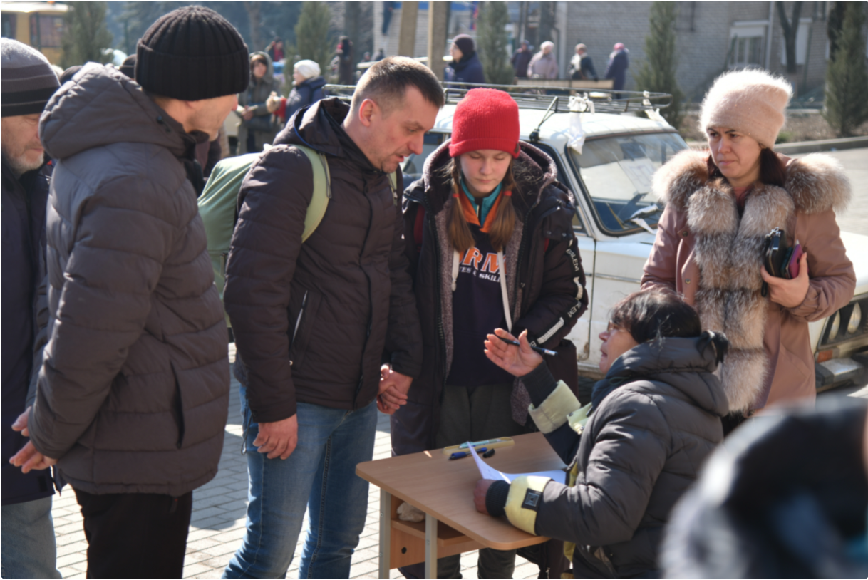 Волонтеры ЕР в Мариуполе раздают еду и вещи первой необходимости