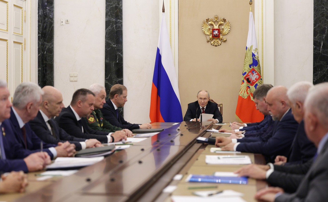 Путин провел совещание по обеспечению внутреннего рынка топливом