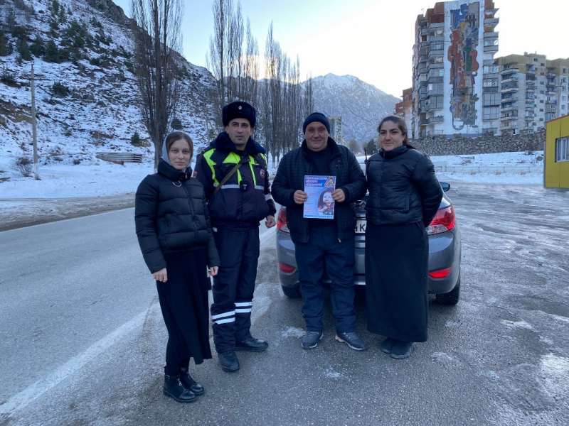 В Кабардино-Балкарии полицейские и общественник провели акцию по  профилактике IT-преступлений у подножья горы Эльбрус