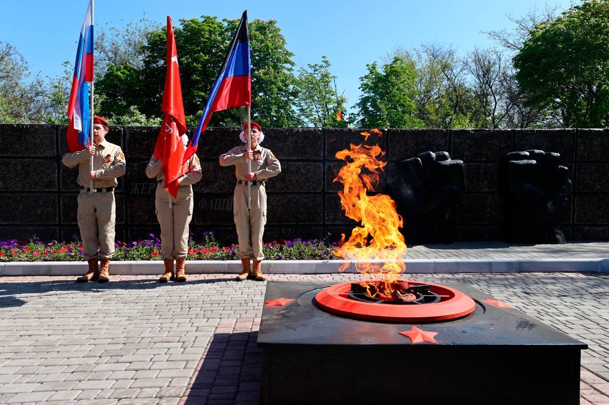 Волонтеры партии «Единая Россия» зажгли огонь у памятника жертвам нацизма в Мариуполе