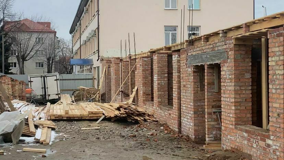 В Нальчике продолжается реконструкция здания поликлиники