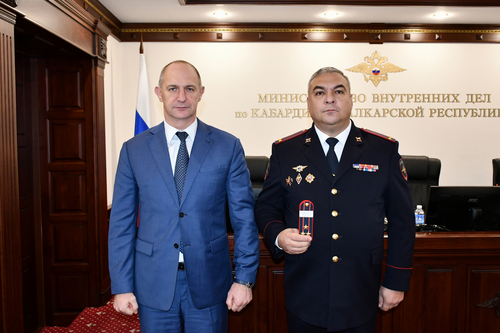 Министр внутренних дел по КБР вручил погоны руководителю подразделения ведомства