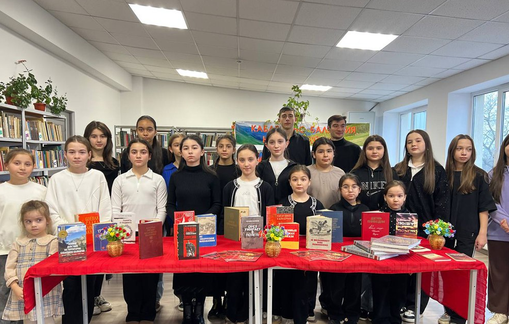 Навек в нашу память вошли эти дни