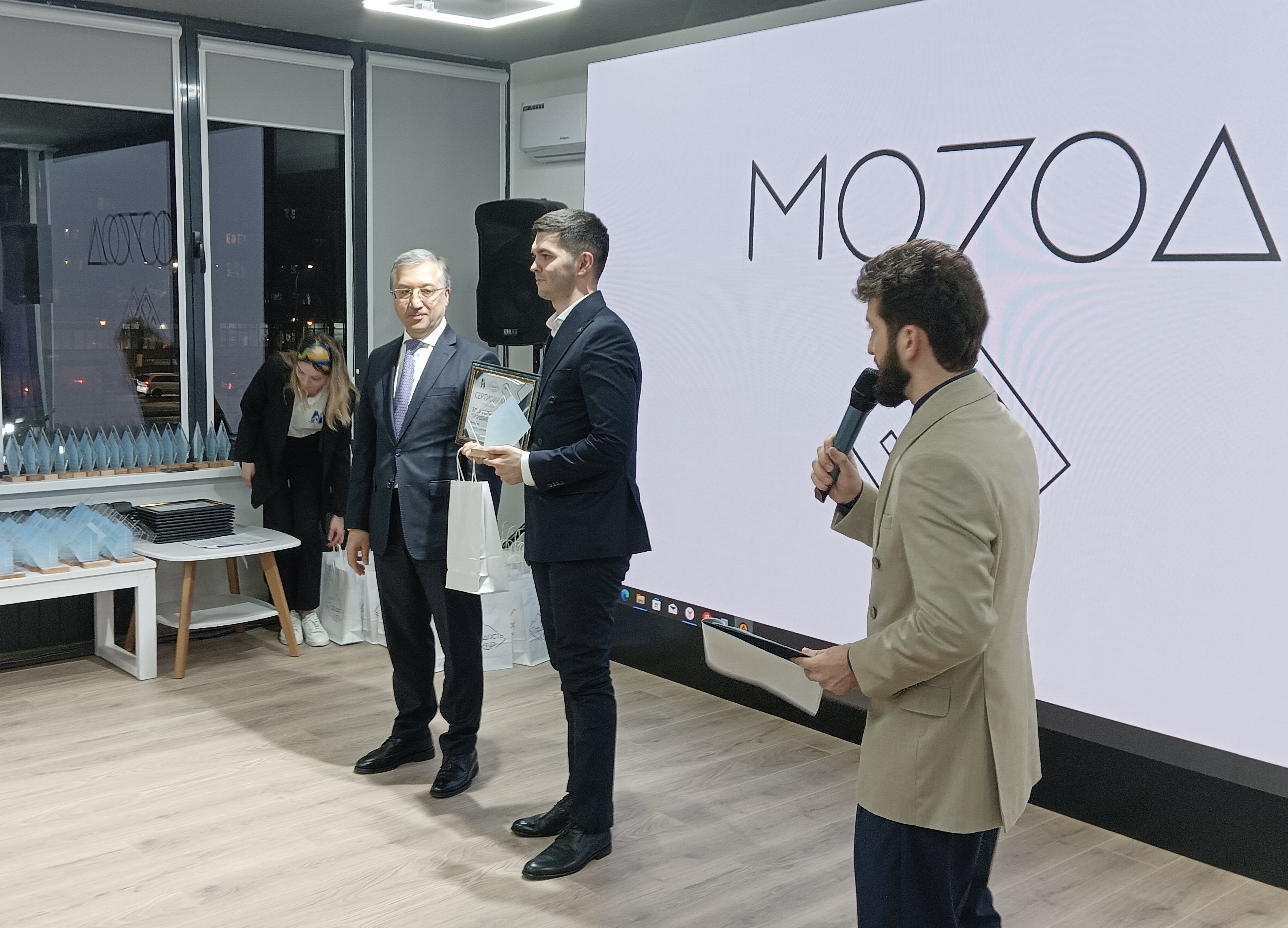 Председатель Правительства КБР Алий Мусуков наградил актив молодежи республики