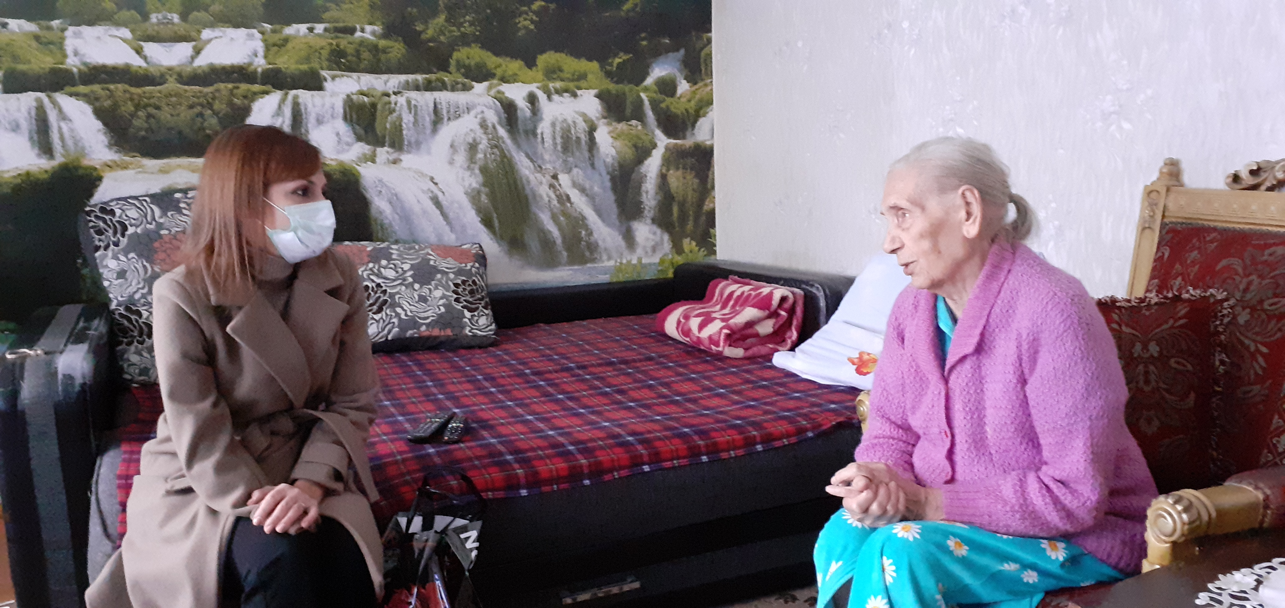 Депутат Госдумы передала продукты медикам и ветеранам