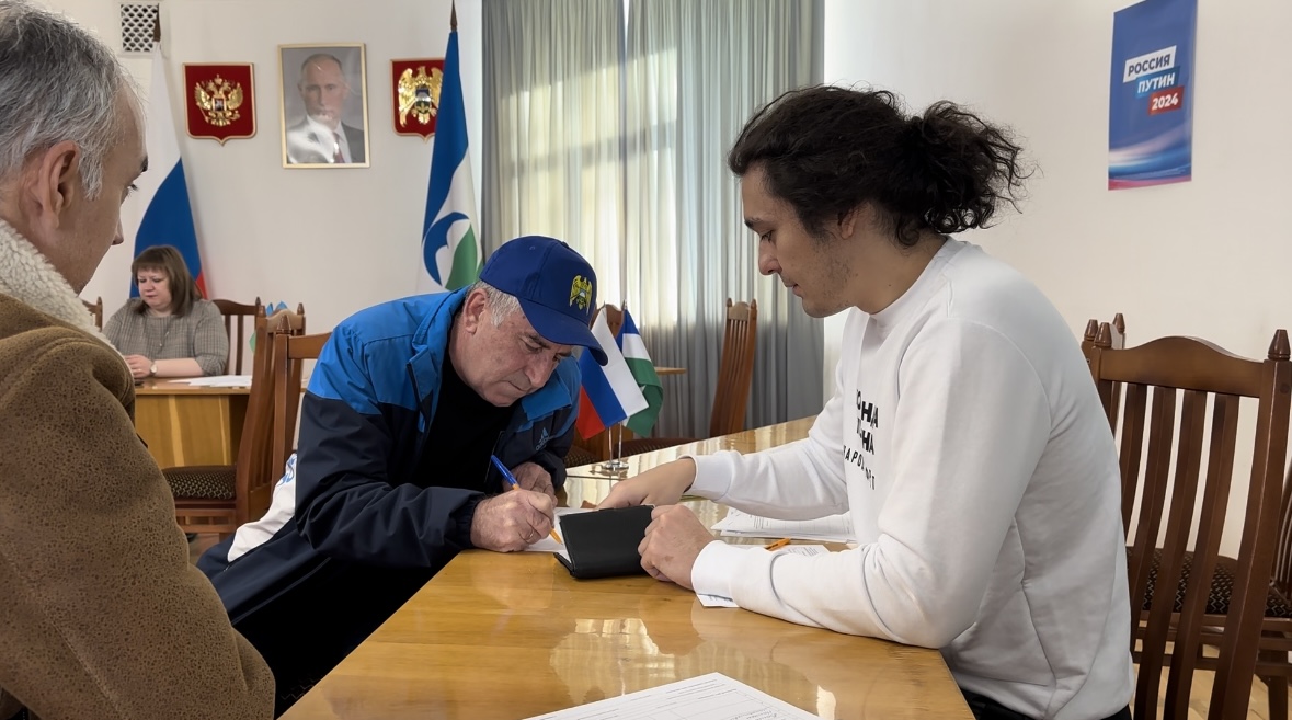 В Кабардино-Балкарии продолжается активный сбор подписей в поддержку Владимира Путина