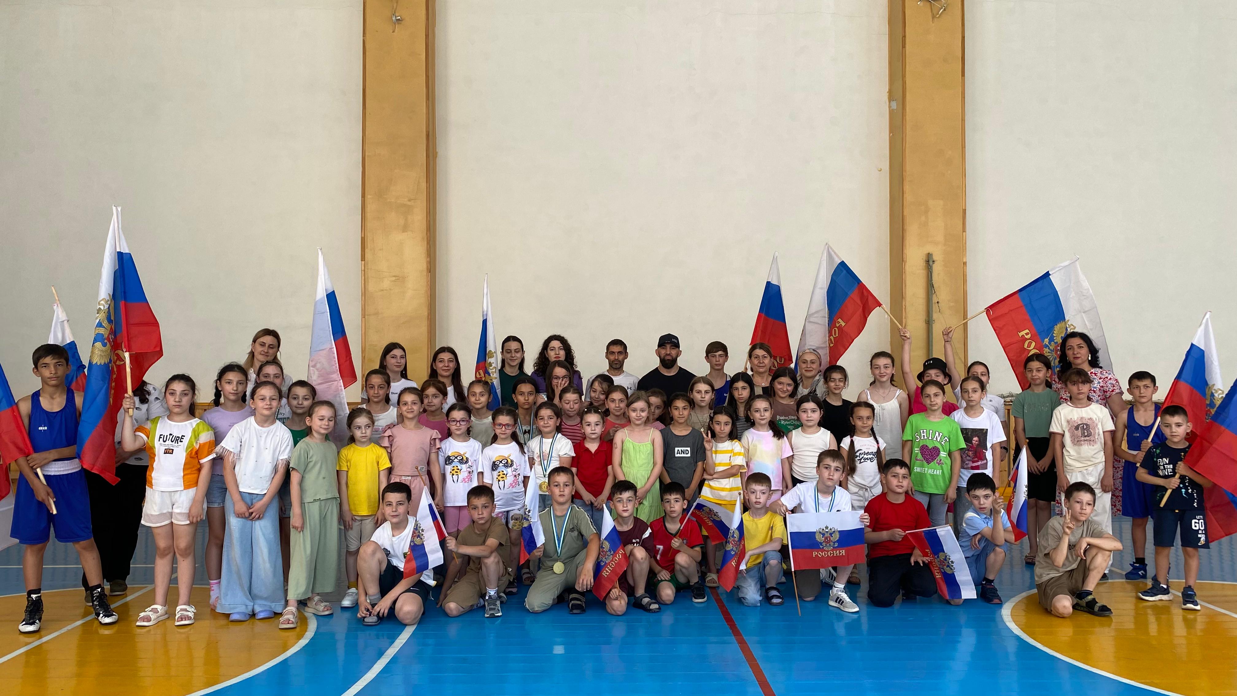 Чемпион мира Аскер Барагунов провел открытую тренировку для воспитанников пришкольного лагеря в Баксане