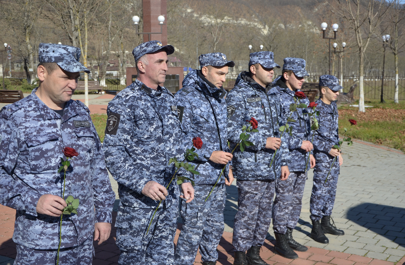 Бойцы Росгвардии благоустроили памятник в Кашхатау