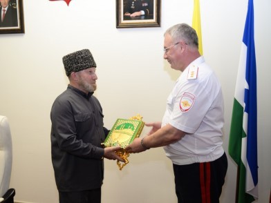 Начальник Главка МВД по СКФО вручил подарок муфтию КБР