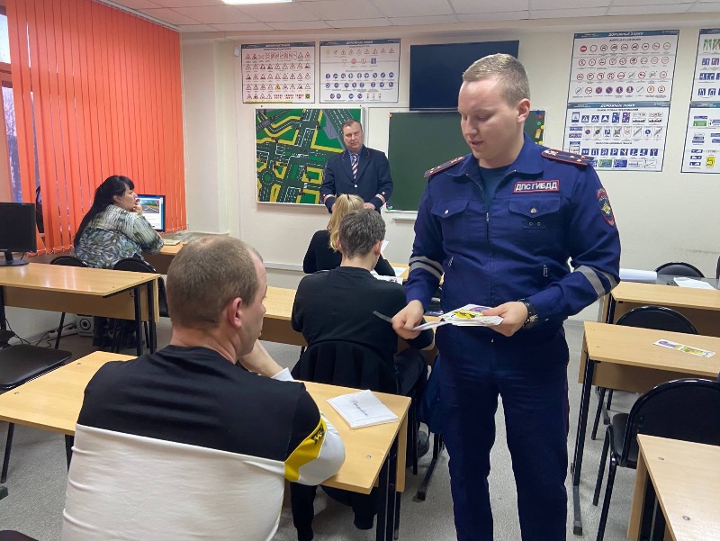 Госдума вводит временный запрет сдавать на права после вождения в пьяном виде