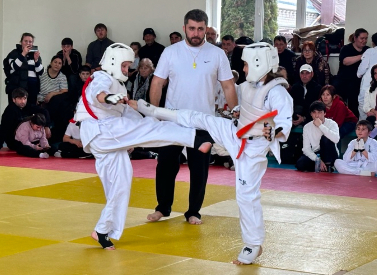 Новички в киокушин вышли на свой первый бой на соревнованиях в Кенже