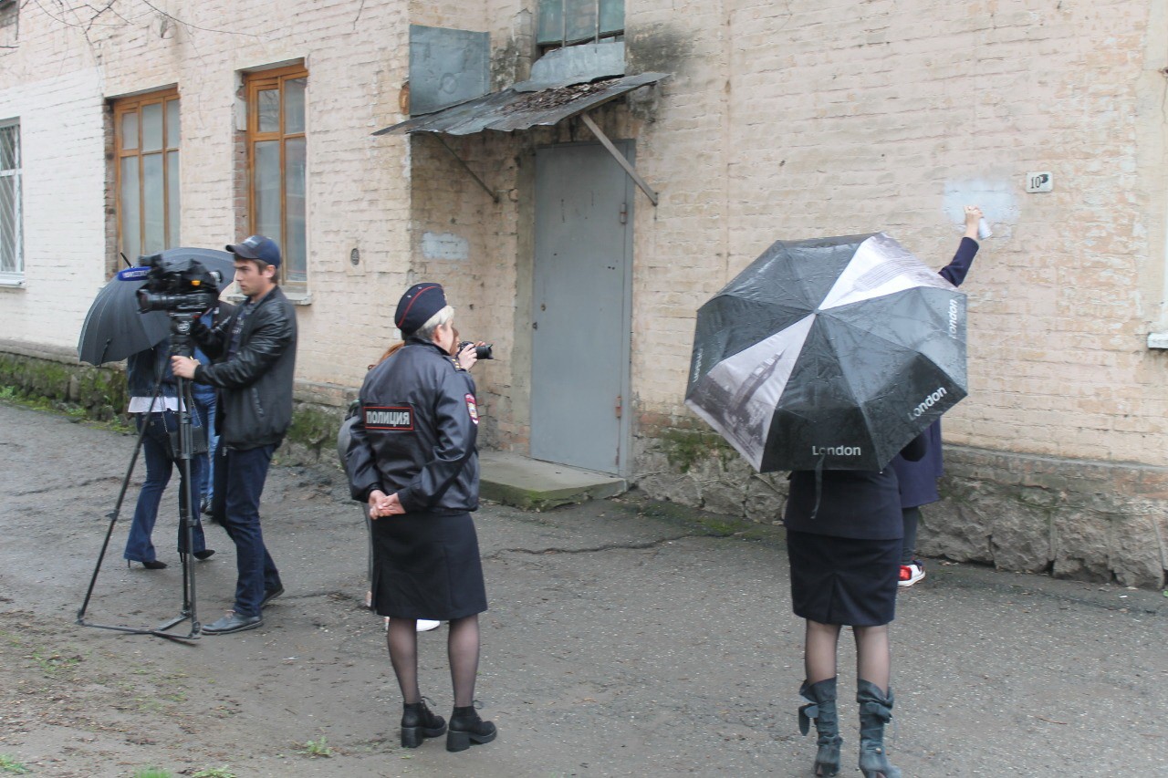 В Нальчике закрасили стены зданий от вредоносных граффити