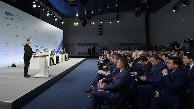 Дмитрий Медведев провел встречу с главами регионов в Сочи