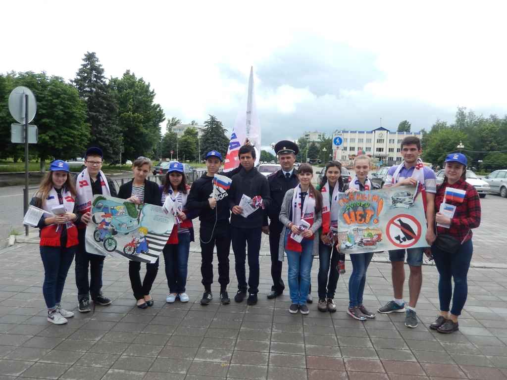 «Патриотические молодежные патрули» поздравили автомобилистов Кабардино-Балкарии с Днем России 