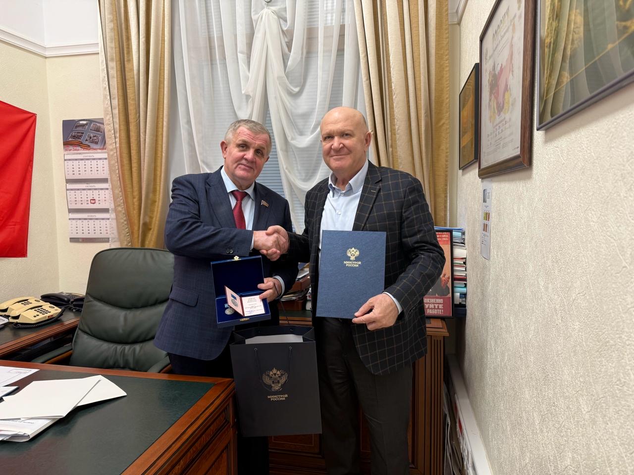 Анатолий Бифов награжден ведомственной наградой Минстроя России