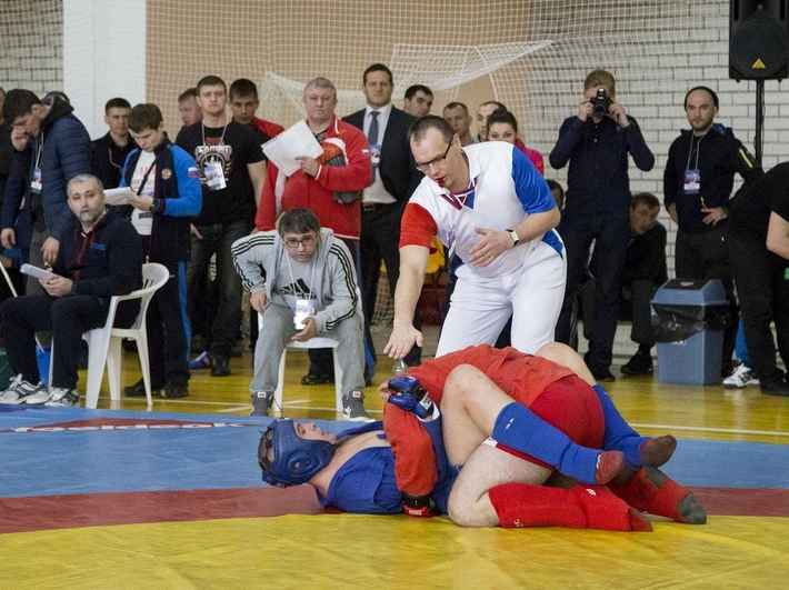 Олег Багов «придушил» соперника за бронзовую медаль