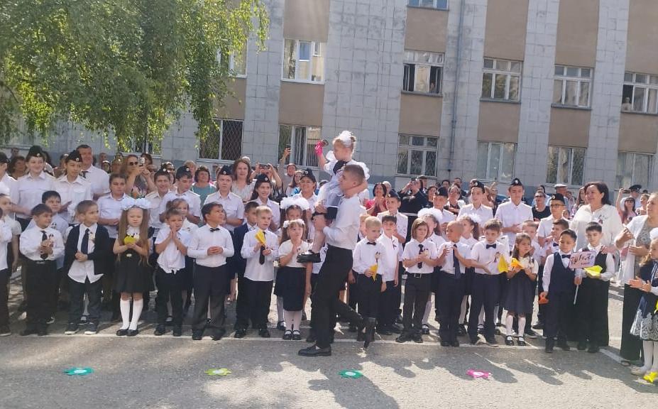 В седьмой школе Нальчика прошла торжественная линейка  