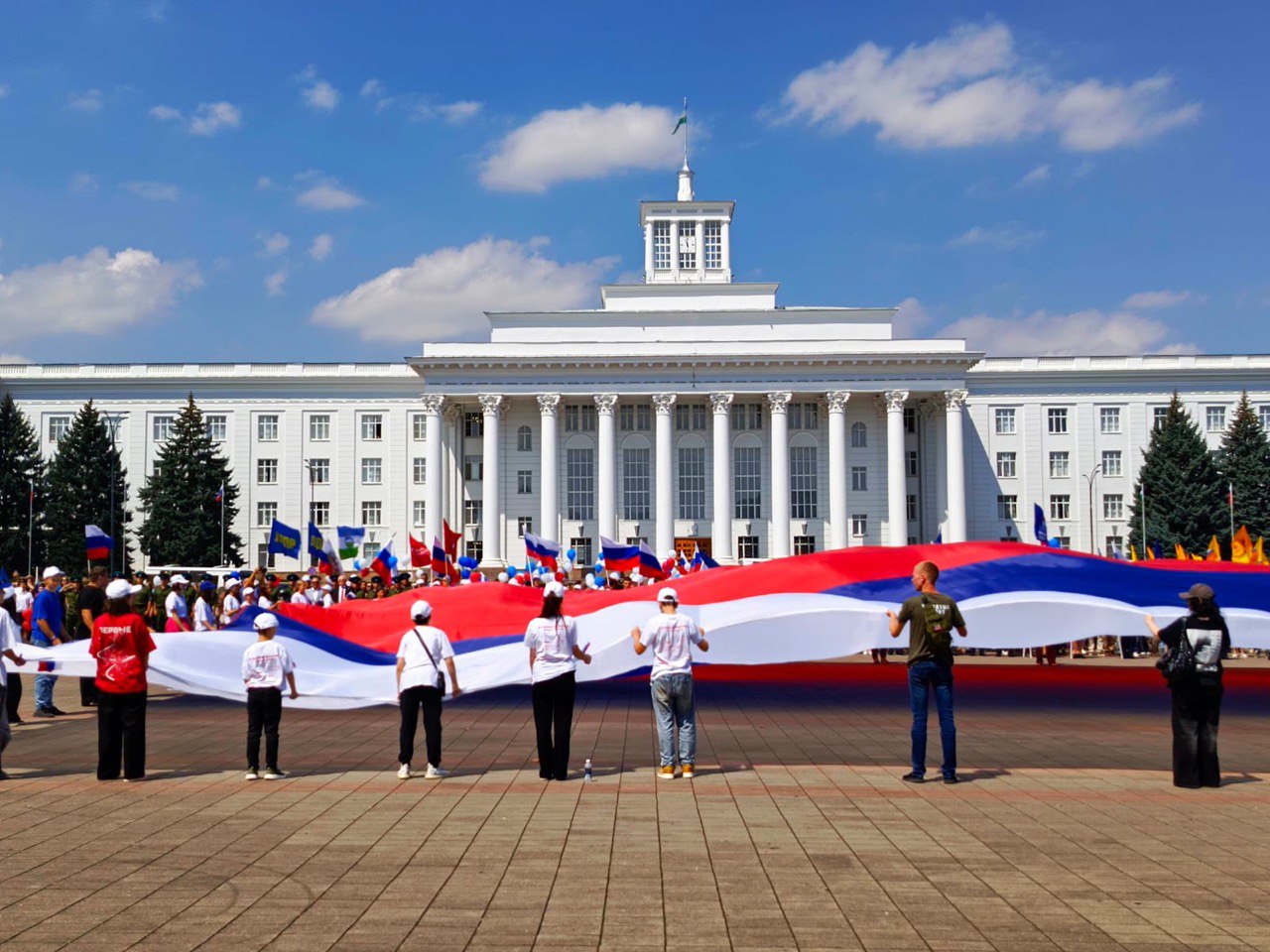 На главной площади Нальчика торжественно подняли государственные флаги