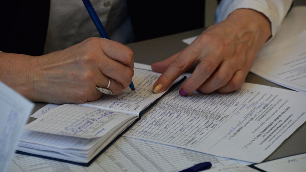 Выдачу бумажных медицинских книжек продлили до 1 сентября 2024 года