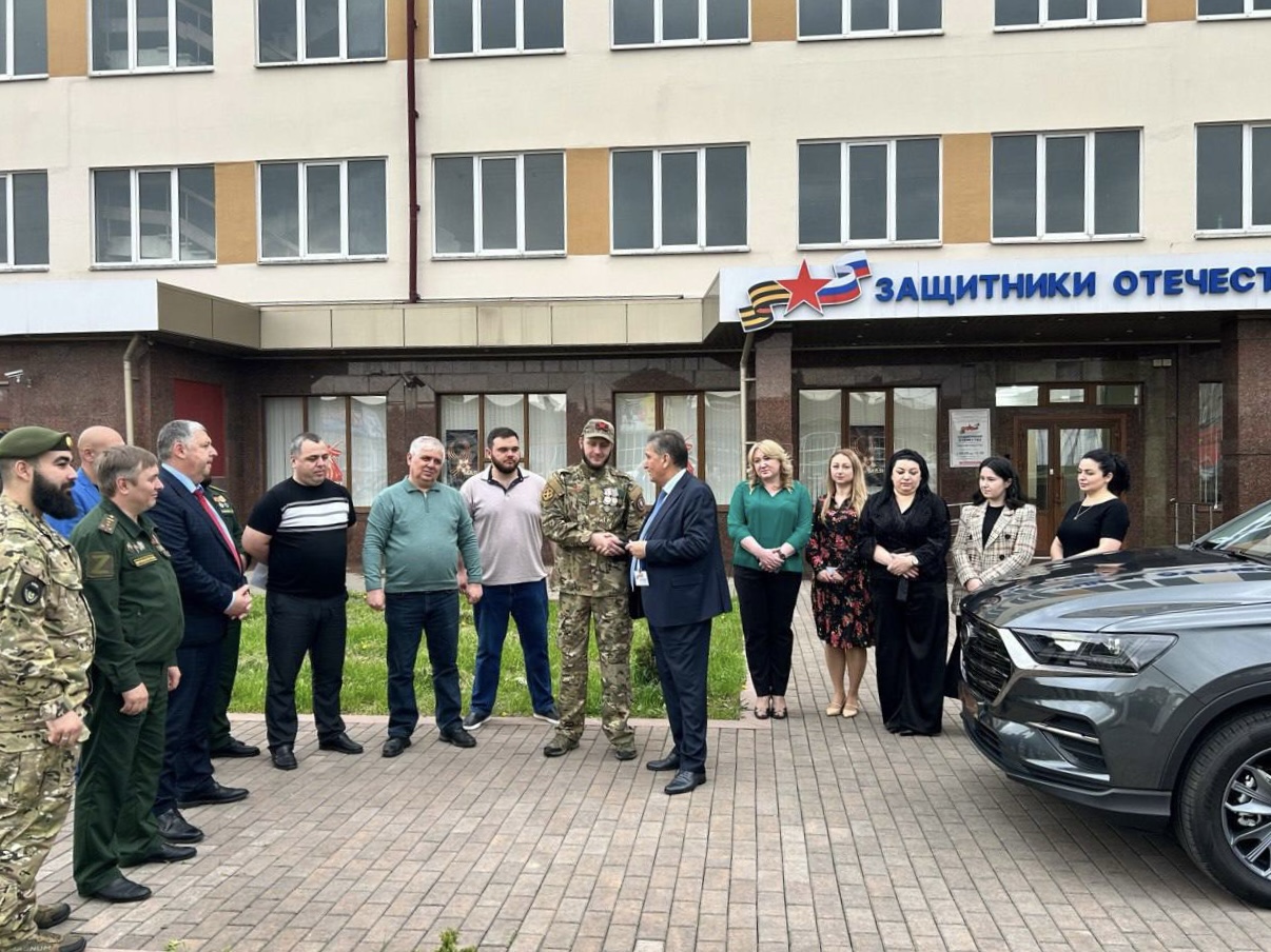 Ветеран СВО получил автомобиль с ручным управлением от фонда «Защитники Отечества»