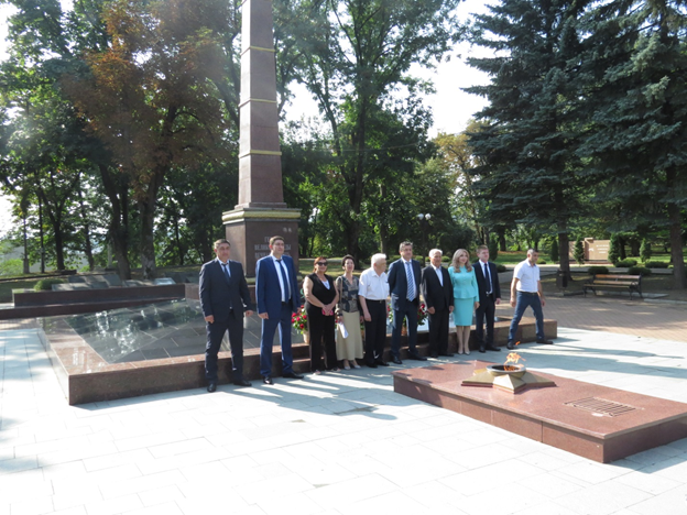 День государственности КБР в Нальчике начался у «Вечного Огня»