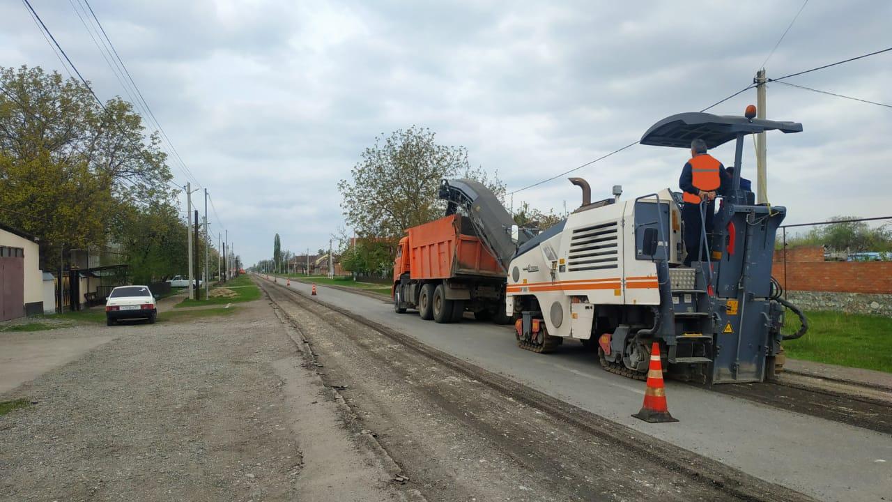 Начался ремонт дороги в селении Плановском