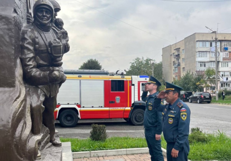 Сотрудники МЧС по КБР почтили память коллеги, погибшего 13 октября 2005 года