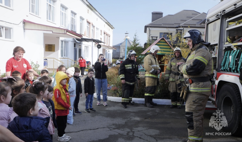 Спасатели рассказали школьникам о своей профессии